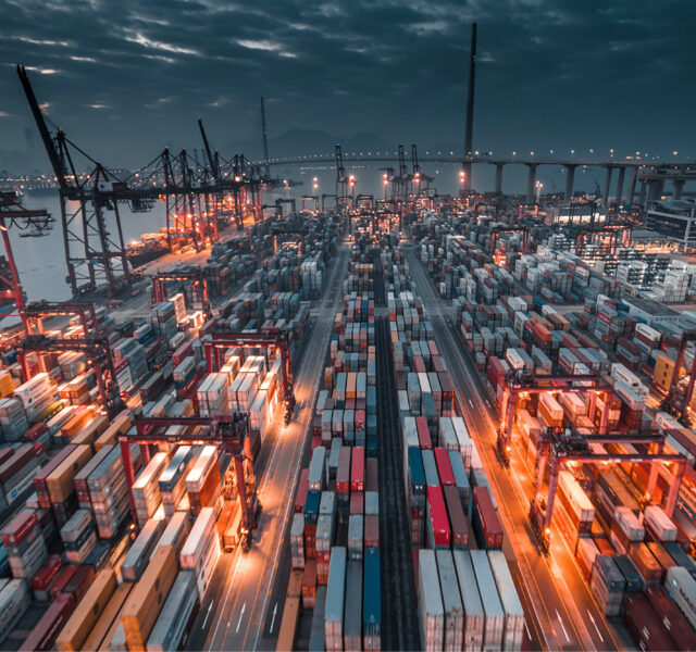 Der größte Containerhafen der WeltDer Hafen von Shanghai ist seit 2010 die unangefochtene Nummer 1 der Welt. Rund 36,5 Millionen Container wurden dort umgeschlagen, mehr als dreimal so viele wie Hamburg.